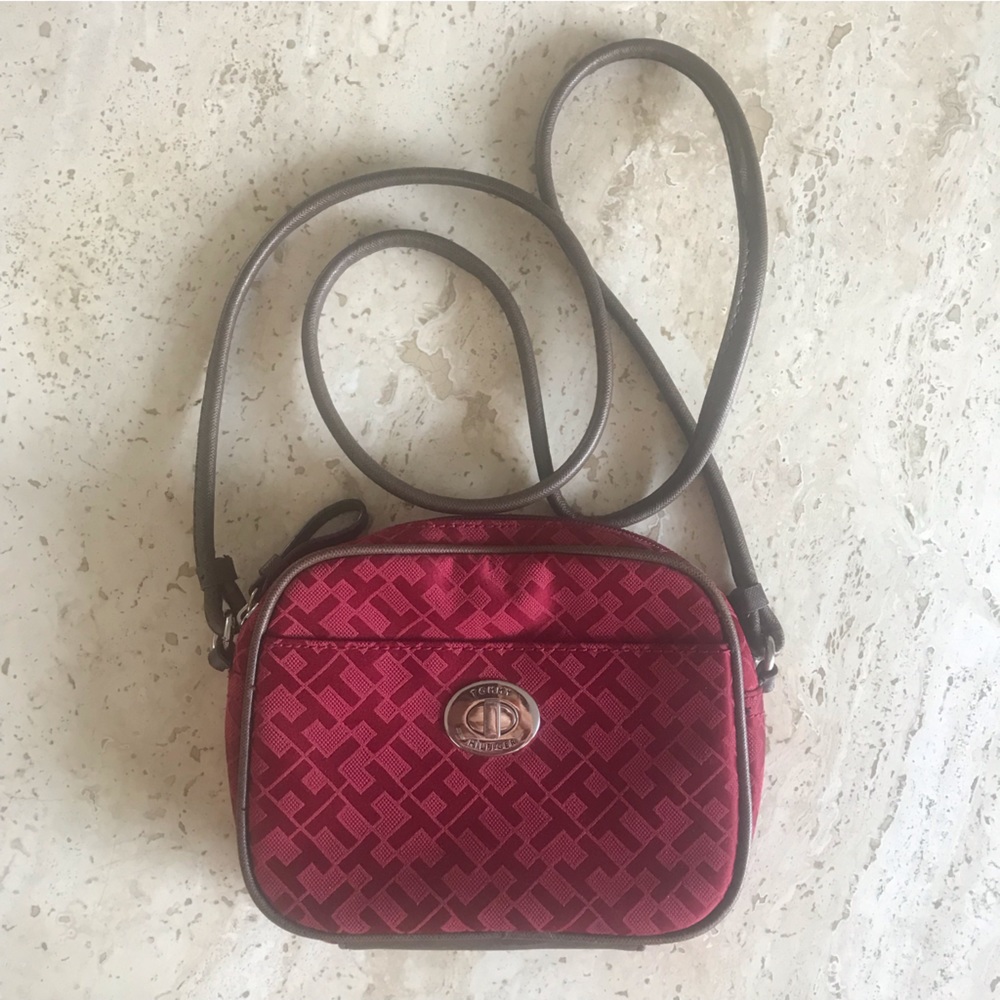 Tommy Hilfiger red cross body purse.  Good pre-loved condition.